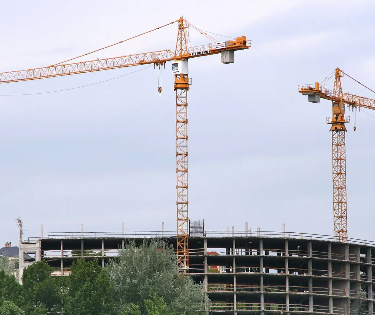 Obra de edificación con grúas
