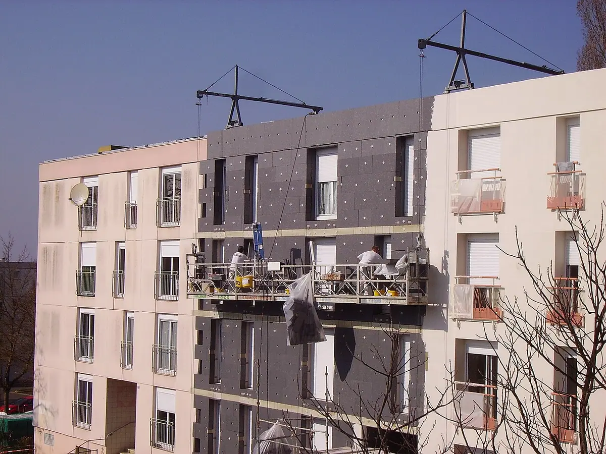Edificio con trabajos de aislamiento térmico en la fachada